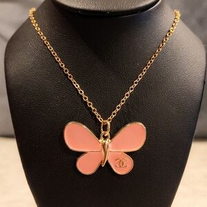 CHANEL CC 18K GOLD PLATED PINK ENAMEL BUTTERFLY PENDANT ON GOLD PLATED NECKLACE